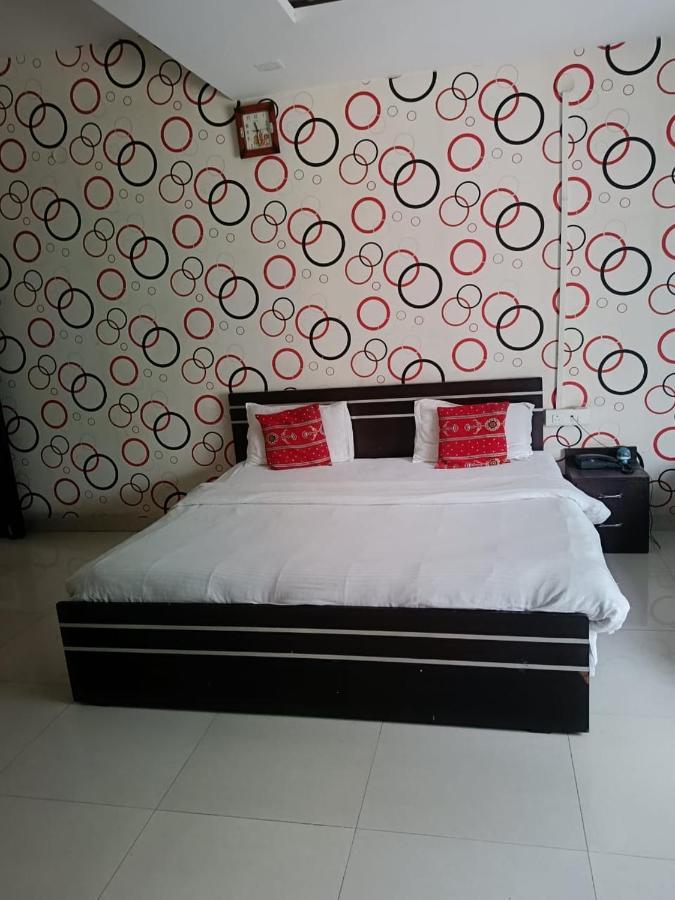 Hotel Mahati Indore Esterno foto